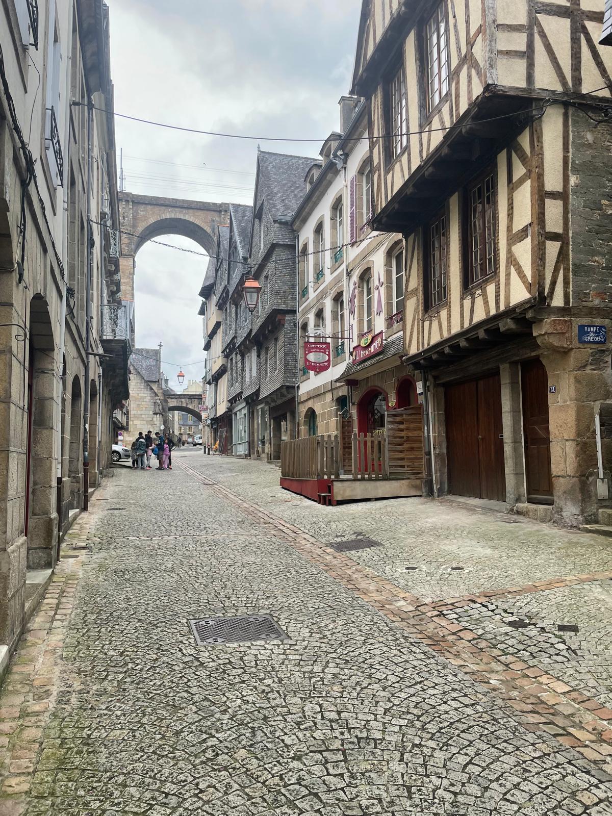 Ruelle pavée du centre historique de Morlaix, maisons à colombages