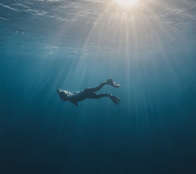 Apnéiste sous la surface — le monde de la profondeur