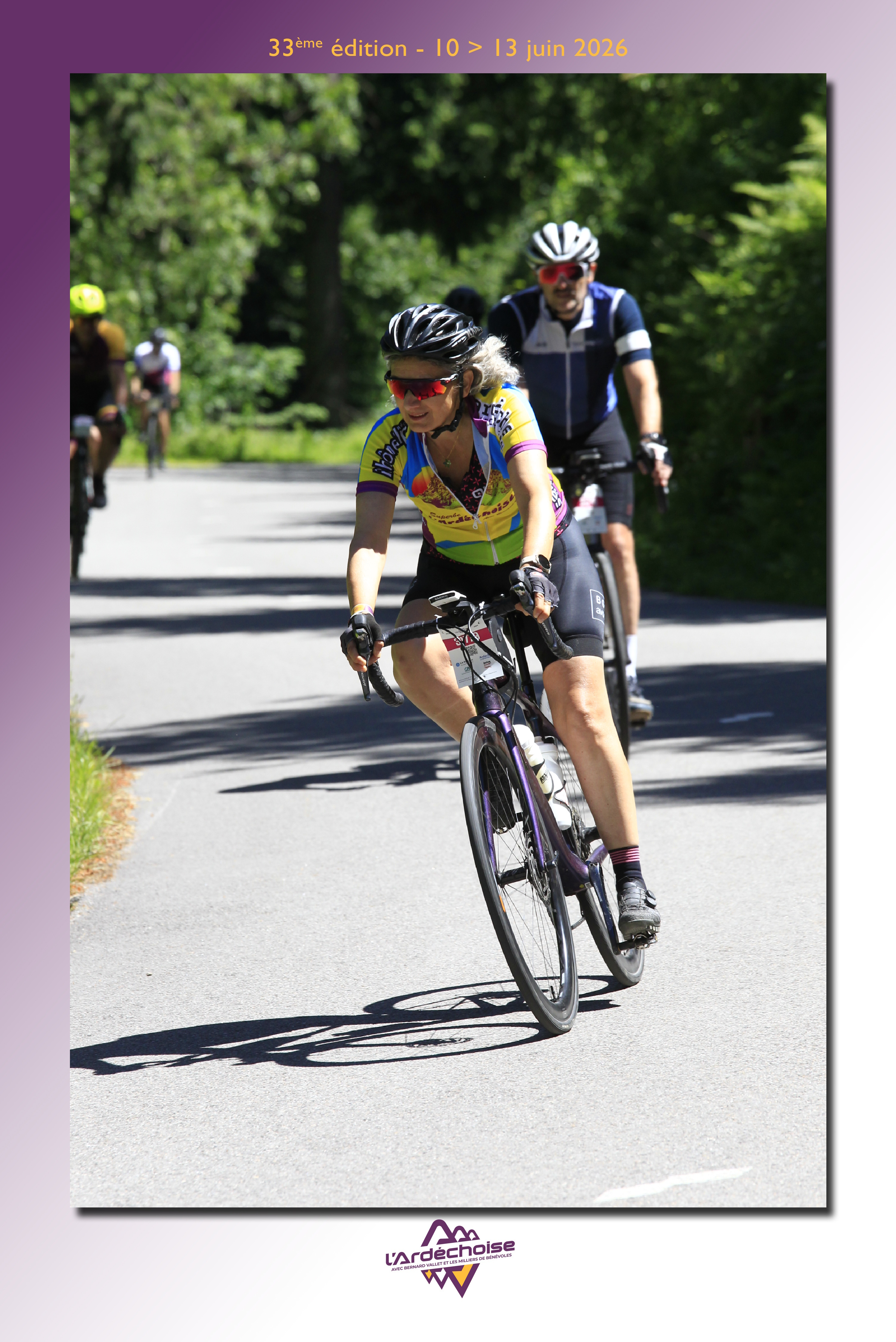 Cycliste au bord d'une route, en pleine nature